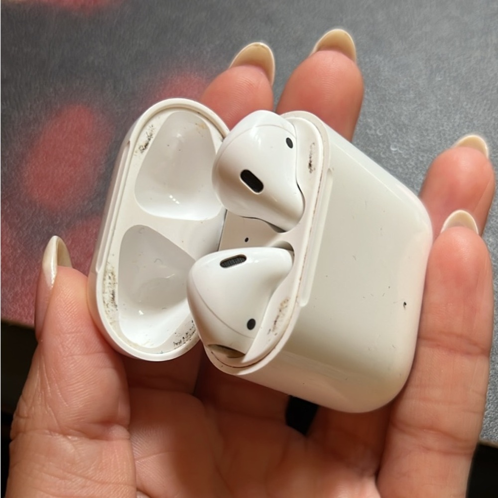 Apple Airpods (2nd generation)